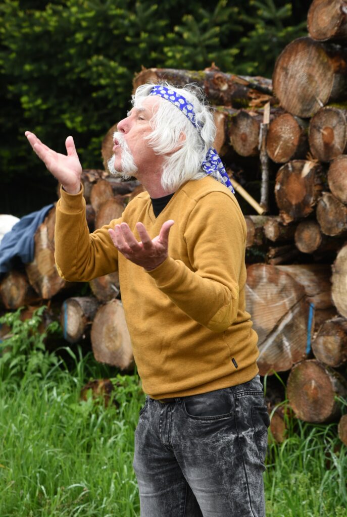 Jean-Marc pineau raconte une histoire lors du festival des Monts qui pétillent