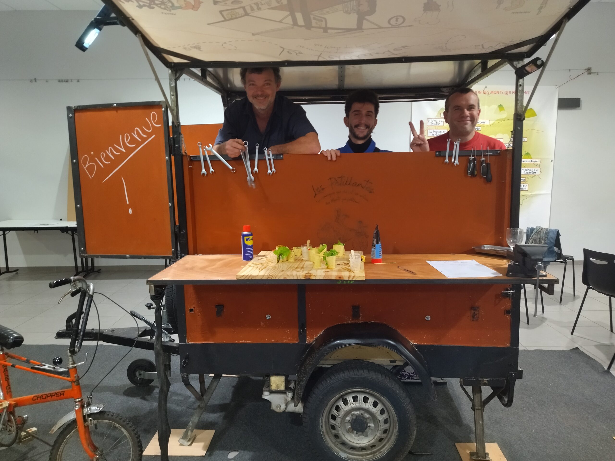 Trois animateurs des Pétillantes posant à l'intérieur lors de l'inauguration de ces remorques.