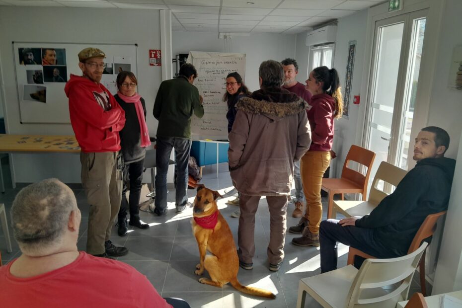 Présentation des Monts qui pétillent devant les personnes de la pension de famille